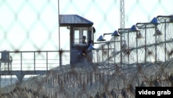 Ограждение тюрьмы КА-168/2. Актобе, 9 ноября 2013 года.