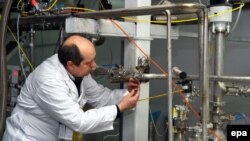 An inspector with the International Atomic Energy Agency checks the uranium-enrichment process inside an Iranian nuclear facility in Natanz. (file photo)