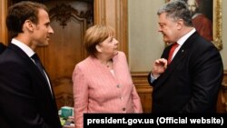 Зліва направо: президент Франції Емманюель Макрон, федеральний канцлер Німеччини Ангела Меркель і президент України Петро Порошенко під час зустрічі в Аахені (Німеччина), 9 травня 2018 рік