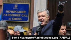 Петро Порошенко перед засіданням суду, Київ, 8 липня 2020 року