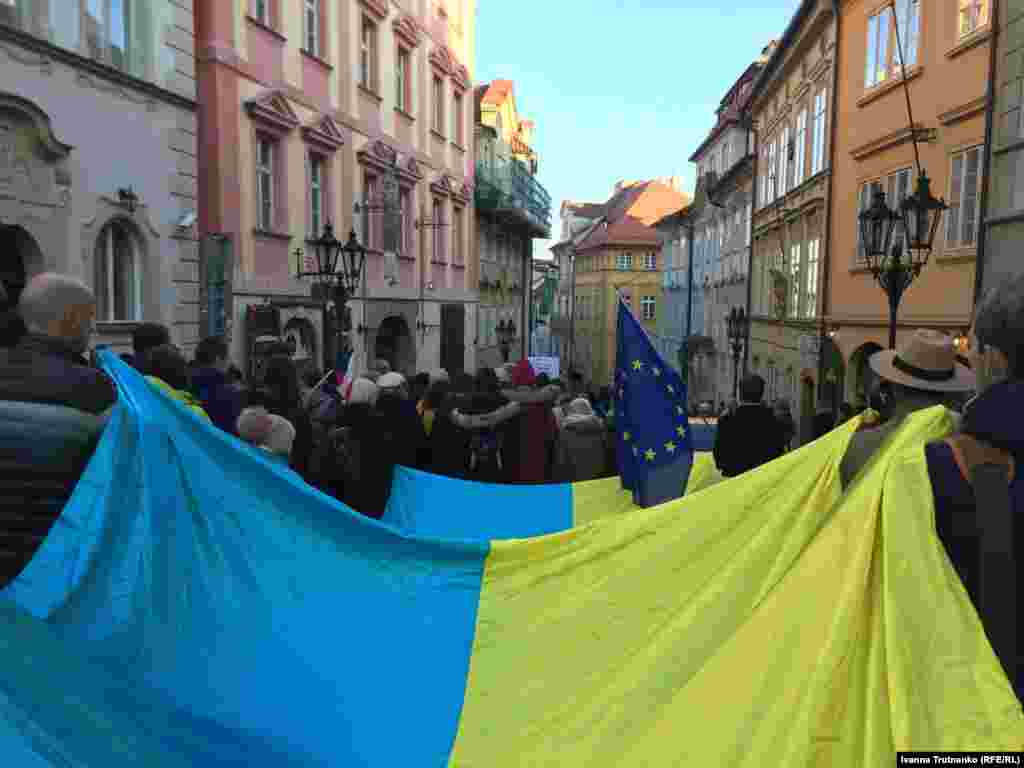 У Празі до дня Оксамитової революції розгорнули прапор України