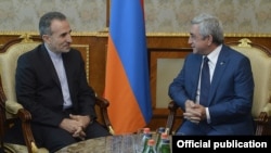 Президент Армении Серж Саргсян (справа) принимет посла Ирана в Армении Мохаммада Рейси, Ереван, 5 октября 2015 г, 