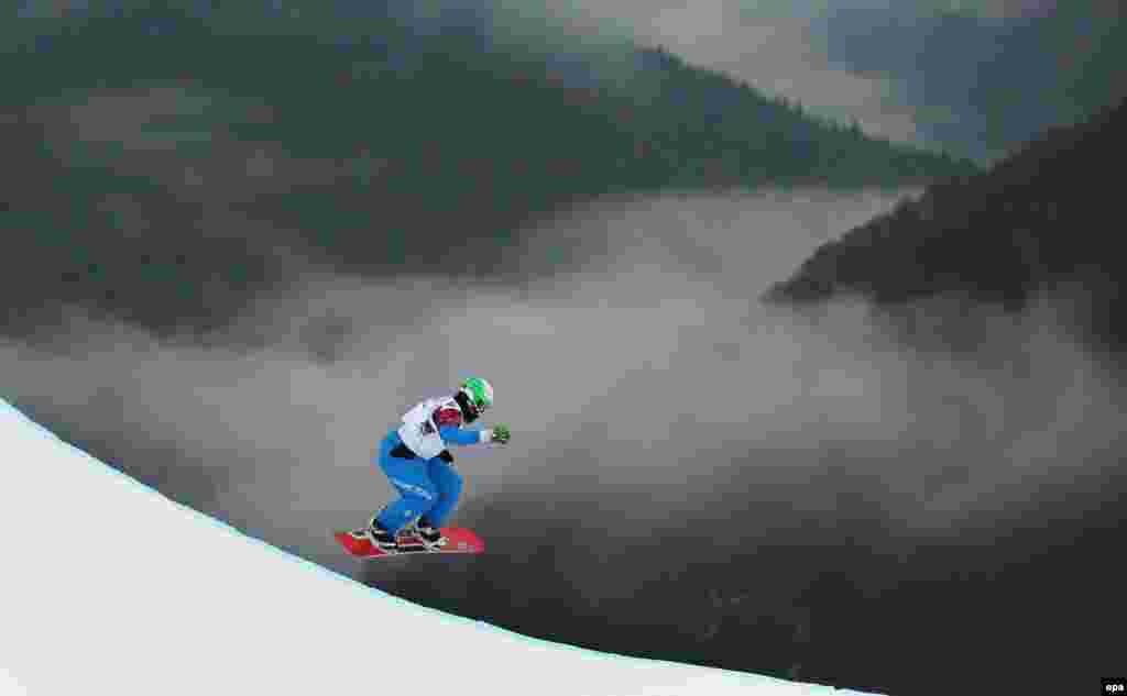 Austria's Hanno Douschan competes in the quarterfinals in the men's snowboard cross. (epa/Vassil Donev)
