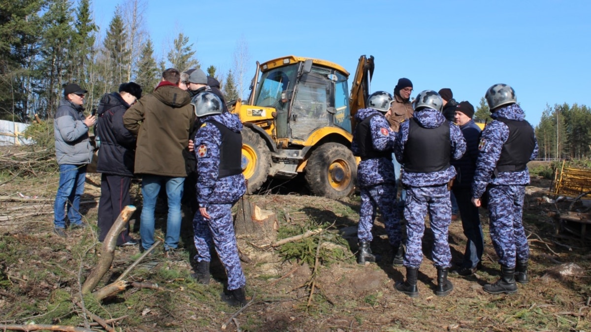 В Карелии журналистку вместе с активистами заблокировали в карьере и  пообещали разобраться