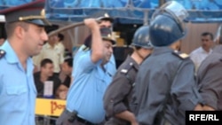 Polis 2005-ci parlament seçkiləri ərəfəsində müxalifətin aksiyasını dağıdır