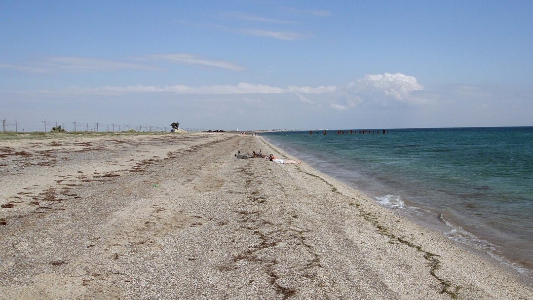 Дети на матрасе в море