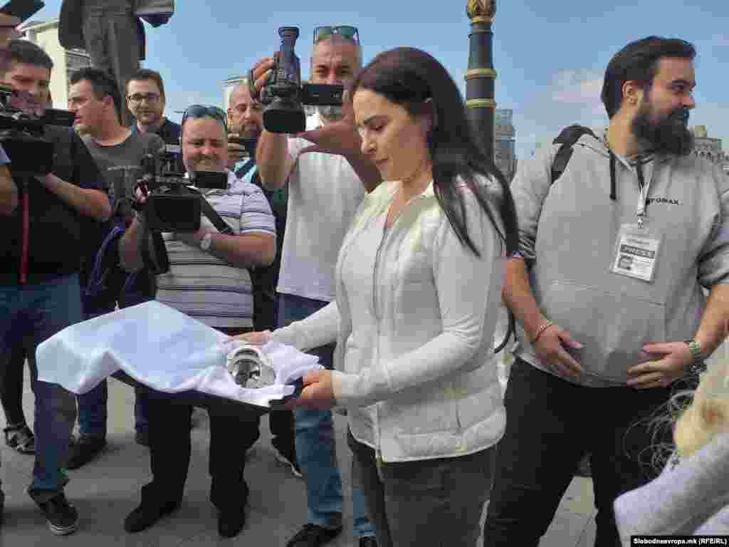 МАКЕДОНИЈА - Микрофон во лисици, симболично оставија претставниците на Македонската асоцијација на новинари (МАН) во Основното јавно обвинителство на протестот поради закани до новинари и медиуми, а по обвинението за новинар на Инфомакс за оддавање државна тајна.