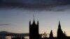 Здание британского парламента во время заката солнца