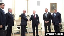 Russian President Vladimir Putin greets his Armenian counterpart Serzh Sarkisian at the Kremlin, Moscow, 15Nov 2017 