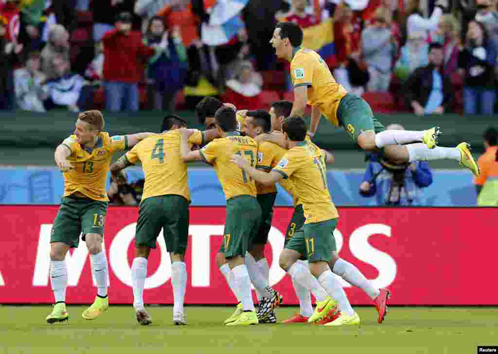 Avstraliyalılar hollandların qapısına penaltidən vurulan qolu bayram edirlər.