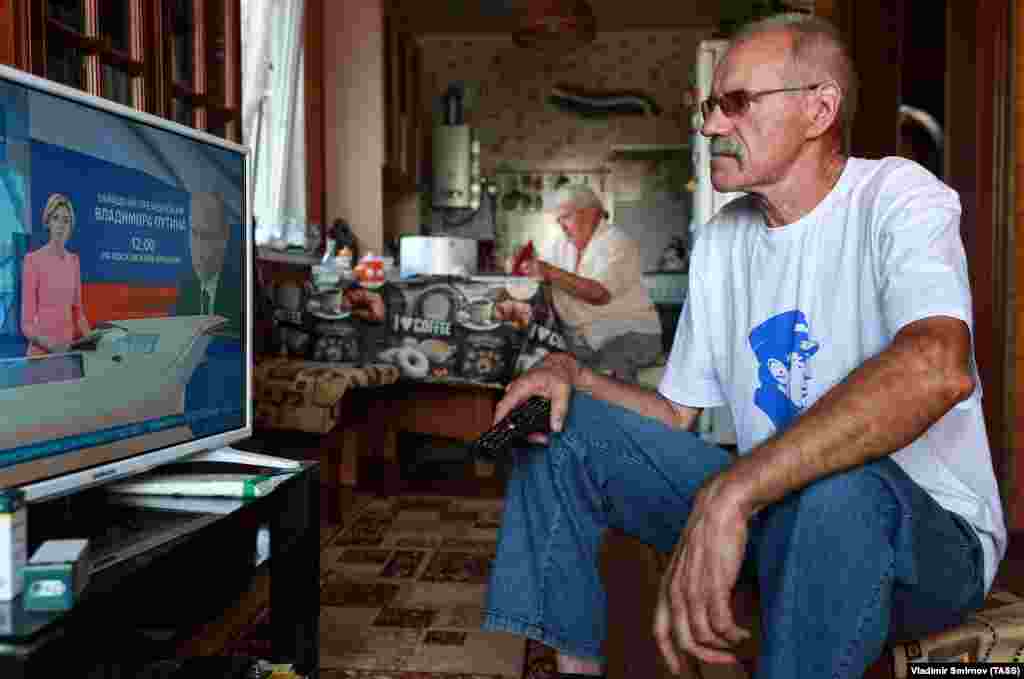 An elderly man watches Russian President Vladimir Putin&#39;s televised address on pension reform, in Ivanovo on August 29. Putin proposed softening the planned pension changes, which triggered angry protests across the country. (TASS/Vladimir Smirnov)