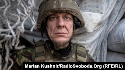 Un soldat ucrainean echipat pentru lupta, 12 octombrie în regiunea Donbas unde separatiștii sprijiniți de Rusia dețin controlul asupra a două provincii. (Marian Kushnir/RadioSvoboda.Org, RFE/RL)