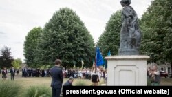 Президент Украины Петр Порошенко возле памятника королеве Франции Анны Киевской, 26 июня 2017