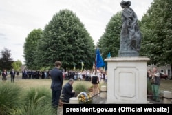 Президент України Петро Порошенко біля пам'ятника Анні Київській, королеви Франції. Санліс, 26 червня 2017 року