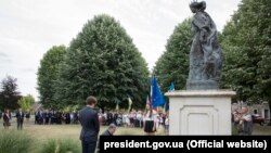 Президент України Петро Порошенко біля пам’ятника королеві Франції Анни Київської, 26 червня 2017 року 