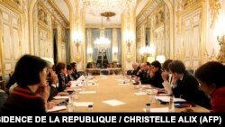 Франсуа Ҳолланд нишасти изтирории ҳукуматро баргузор кард