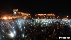 Armenia - Opposition supporters demonstrate in Republic Square in Yerevan, 20 April 2018.