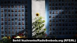 Квіти, сльози та скорбота: у Києві вшанували пам'ять загиблих захисників України (фоторепортаж)