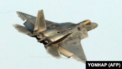 Истребитель-невидимка F-22.