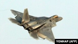 Un aparat american F-22 Raptor stealth în zbor deasupra bazei aeriene de la Gwangju în Coreea de Sud