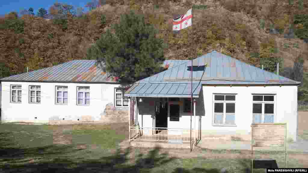 Отремонтированная школа деревни Хуневи