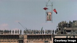 Кадр из фильма Сергея Лозницы "Государственные похороны"