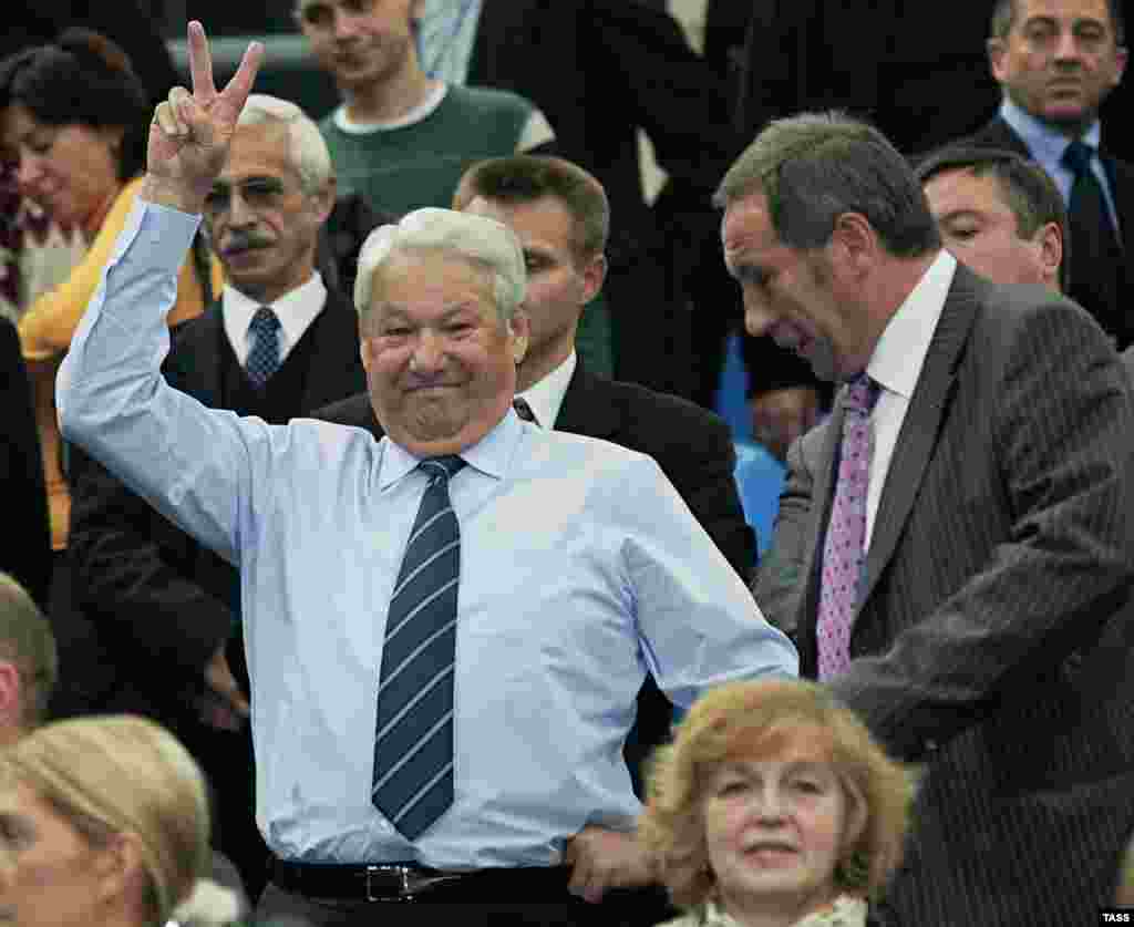 Борис Ельцин смотрит финал тенисного турнина "Кубок Кремля", 17 октября 2004