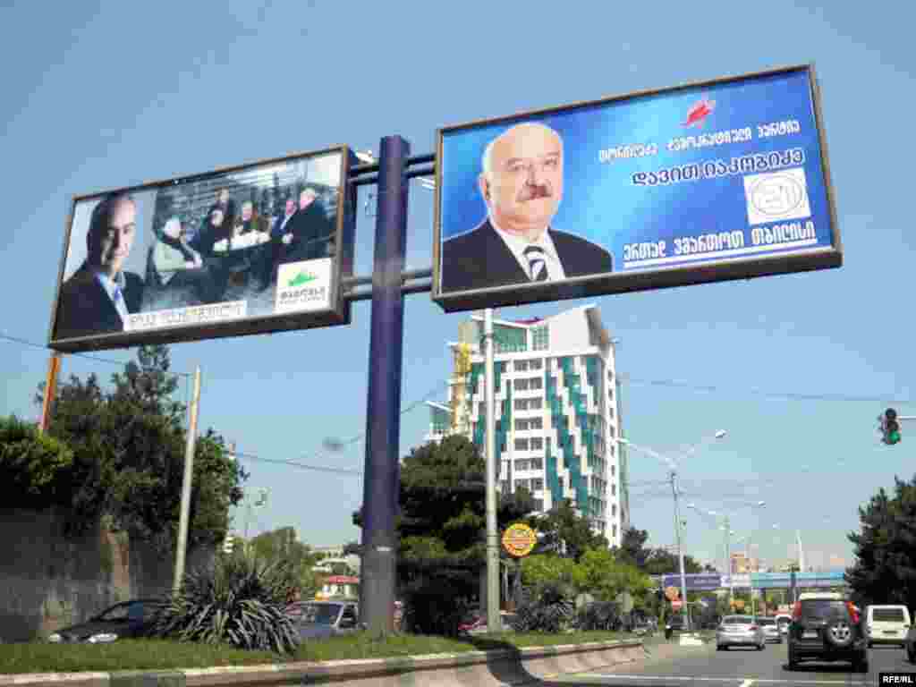 სარეკლამო ბანერები 30 მაისამდე პოლიტიკოსების ხელშია.