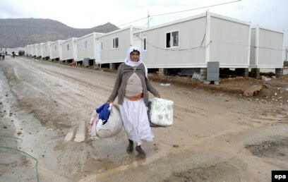 Ол бөксесіне ойыншықты кіргізді.