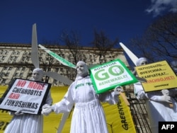 Activiști Greenpeace protestează în fața sediului Rosatom din Moscova.