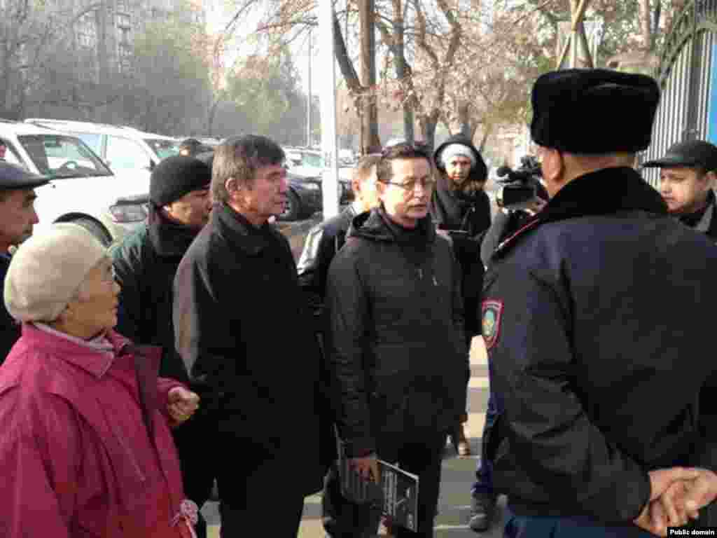Несколько гражданских активистов пришли 11 ноября к зданию консульства Украины в Алматы, чтобы вручить консулу петицию «о недопущении экстрадиции Мухтара Аблязова». Мухтар Аблязов был задержан на юге Франции 31 июля этого года по запросу украинских властей, которые добиваются его экстрадиции по обвинению в мошенничестве. Экстрадиции Аблязова также требуют Казахстан и Россия. В Казахстане Аблязов обвиняется в хищении шести миллиардов долларов из БТА Банка, которым руководил до февраля 2009 года. Сам экс-банкир отвергает обвинения в финансовых махинациях, называя дело против него политически мотивированным.