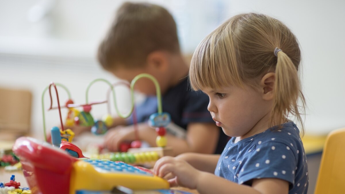 The head of the kindergarten was fired after a denunciation because of her anti-war stance