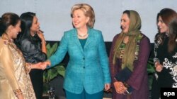 Исламабадда АКШнын мамлекеттик катчысы Хиллари Клинтон жергиликтүү активист аялдар менен жолукту. 