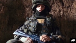 Donetsk yaxınlığında Ukrayna hökumətinə qarşı döyüşən separatçılardan "Bax" ləqəbli biri 