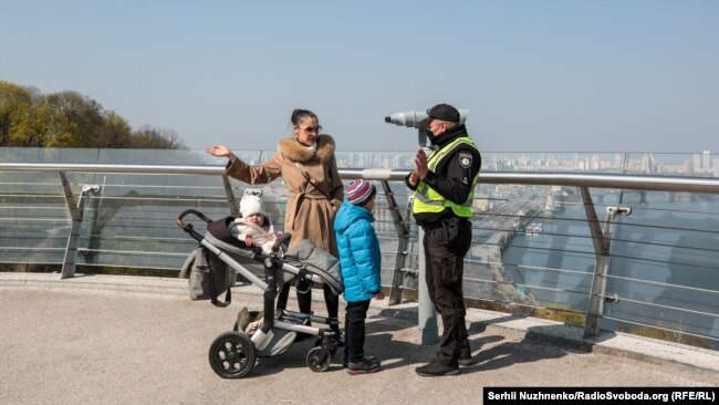 Фоторепортаж: чи порушують українці правила карантину?