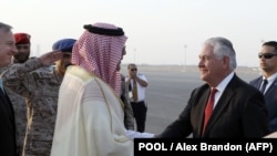 Государственного секретаря США Рекса Тиллерсона встречают на аэродроме имени короля Салмана. Эр-Рияд, 21 октября 2017 года.