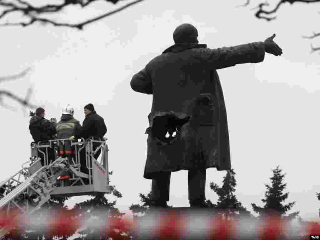 В Санкт-Петербурге у Финляндского вокзала в результате взрыва поврежден памятник Ленину