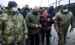 Josep Borrell în apropiere de front, în Luhansk