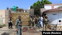Припадници на безбедносните сили пред куќата на пратеникот каде бил извршен нападот во Авганистан. 