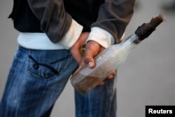 Бутылка с зажигательной смесью (иллюстративное фото)