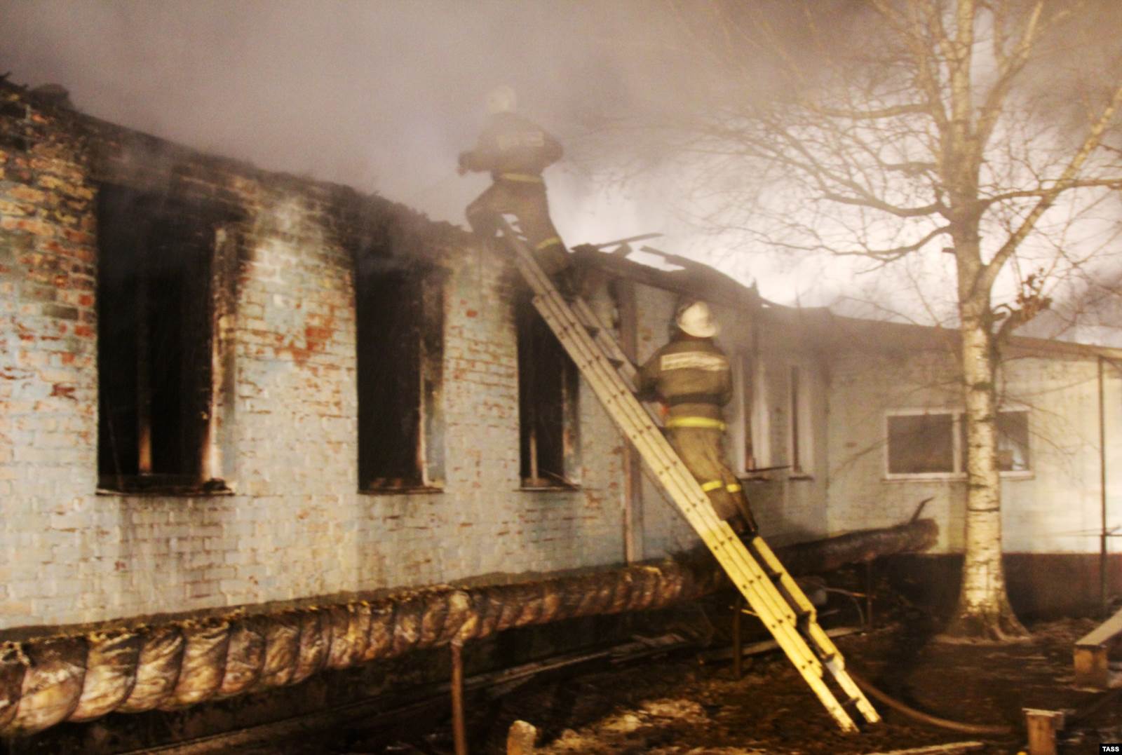 Тушение пожара в Новохоперском психоневрологическом интернате в Воронежской области, где в декабре 2015 года погибли более 20 человек. Фото: ТАСС