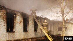 Пожарные тушат здание Новохоперского интерната 