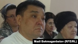 Прихожанин церкви адвентистов седьмого дня Ыкылас Садуакасов (на переднем плане) на суде по его делу. Астана, 22 декабря 2015 года.