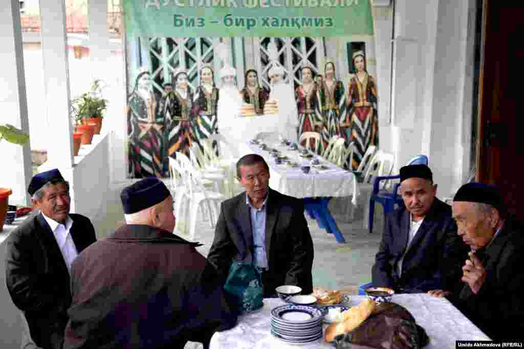 Приехавший из Чиназа казахоязычный мулла Зульфикар (второй справа) во время проповеди.