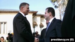 Prezident Klaus Iohannis (solda) və baş nazir əvəzi Ludovic Orban (Foto arxivdəndir)