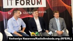 Михайло Федоров (посередині) разом із організаторами та учасниками ІТ-форуму у Запоріжжі, презентація бренду цифрової держави, Запоріжжя, 27 вересня 2019 року