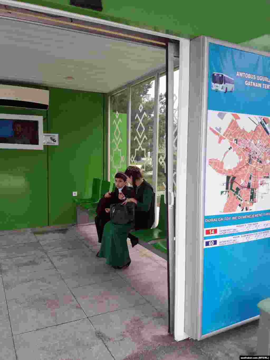 На автобусной остановке. Автобус является единственным видом общественного транспорта в столице Туркменистана&nbsp;