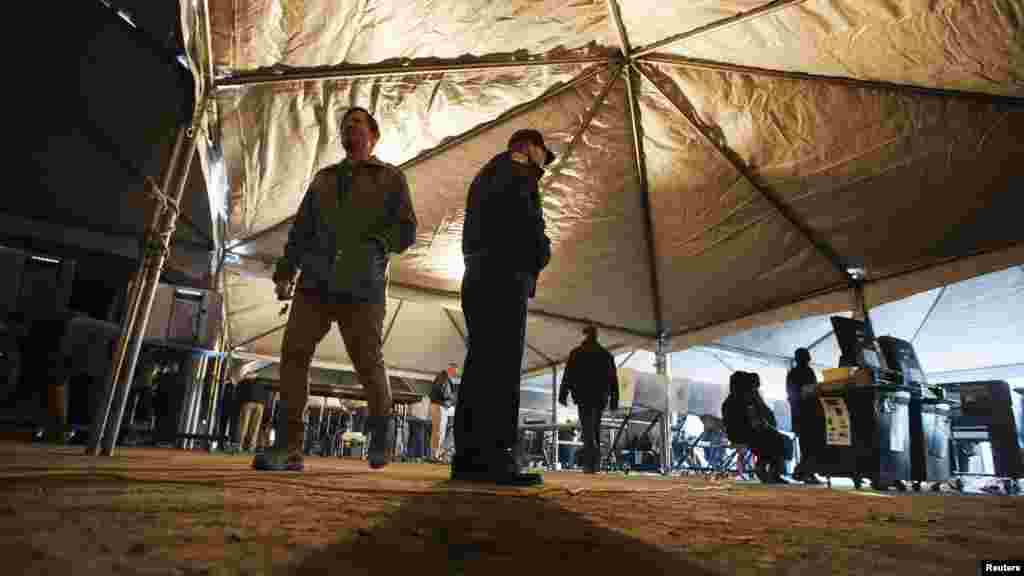 Votarea &icirc;ntr-un adpăpost pentru rezidenţii cartierului Queens şi din &icirc;mprejurimile afectate de uraganul Sandy, New York. (REUTERS/Lucas Jackson)