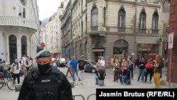 Poliția asigurând protecția Catedralei din Sarajevo unde se ține slujba de pomenire a victimelor de la Bleiburg 