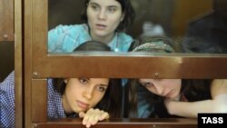 Участницы Pussy Riot: Надежда Толоконникова, Екатерина Самуцевич и Мария Алехина в суде 